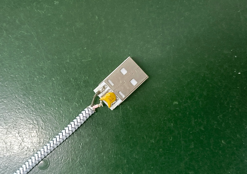 網(wǎng)紅搖搖杯磁吸充電線，短路自動斷電